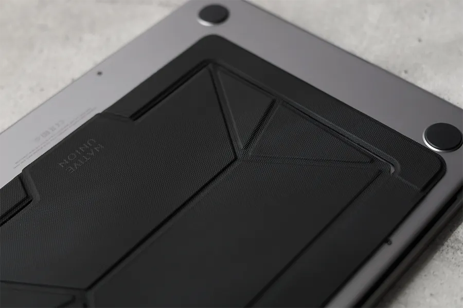 NATIVE UNIONのMacBookスタンドとMacBook本体