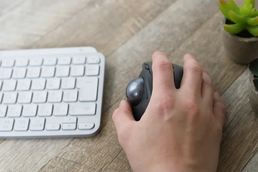 Logicool MX ERGO は省スペースで使用できる