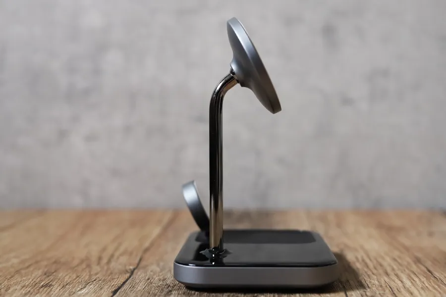 Satechi 3-in-1 Magnetic WirelessスタンドのMagSafe部分を角度を落とした状態