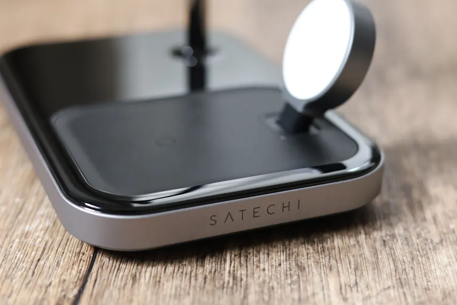Satechi 3-in-1 Magnetic Wirelessスタンドのロゴがサイドにあり