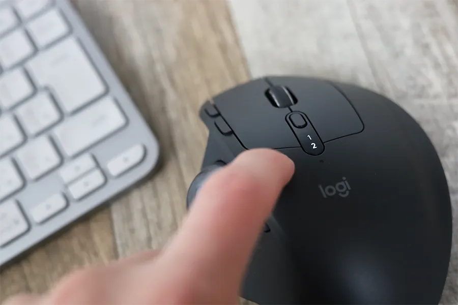 Logicool MX ERGO のボタンを押すと1と2に切替可能