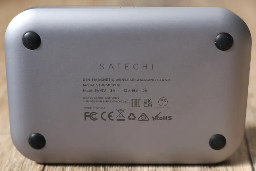 Satechi 3-in-1 Magnetic Wirelessスタンドの裏面にスペック