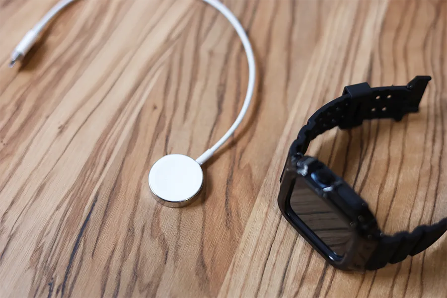 Apple Watchのamband ムービングフォートレスクラシックをApple Watch充電器で充電