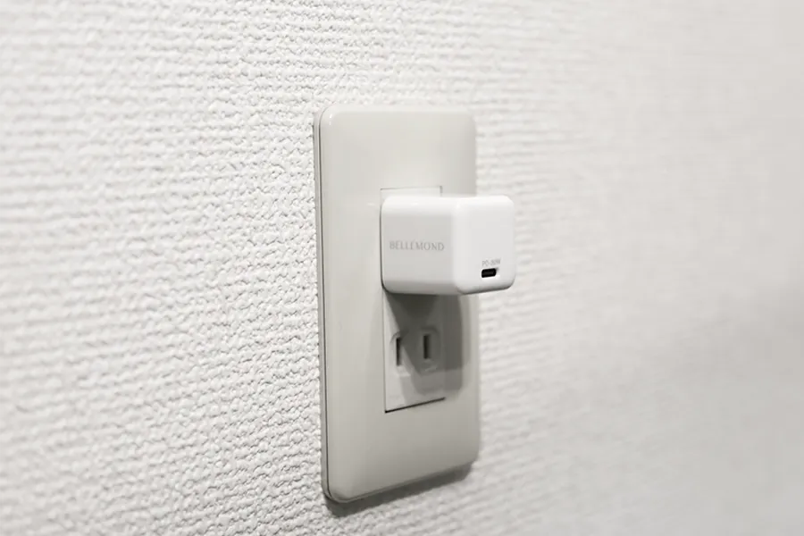 ベルモンドUltra Mini 30Wは壁コンセントに挿しても邪魔じゃない
