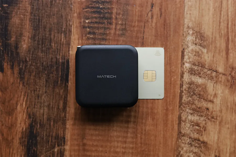 MATECH Sonicharge 100W Proはクレカより幅が小さい