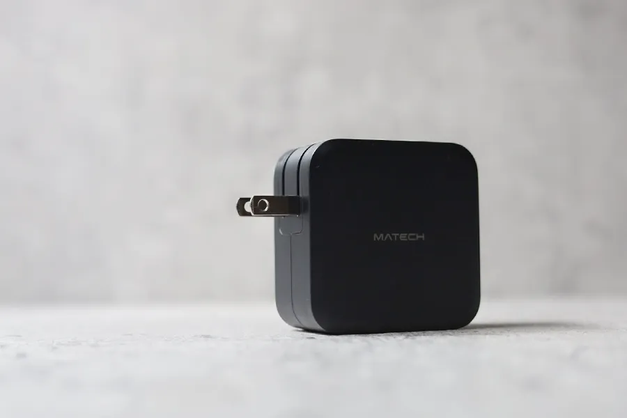 MATECH Sonicharge 100W Proはプラグを出すことも可能