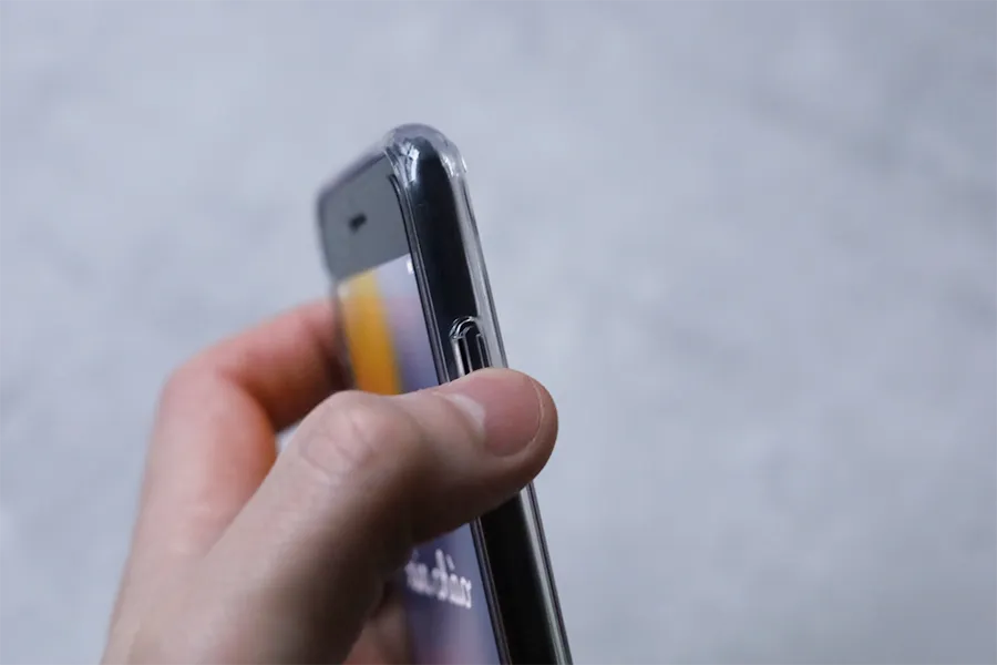 iPhone SE第3世代 NIMASOクリアケース＋iPhoneSE3の電源ボタンの押しやすさ
