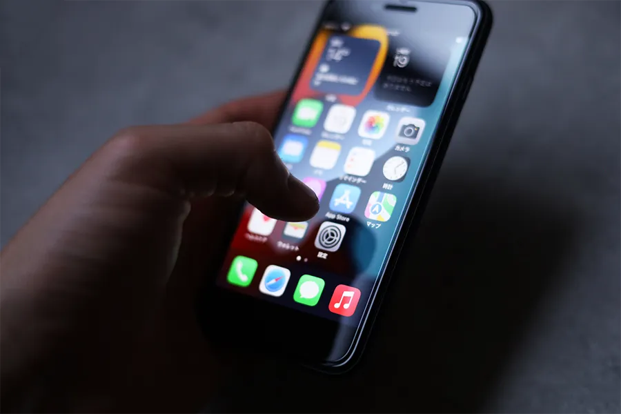 iPhoneSE3はグレアフィルムありでも操作しやすい