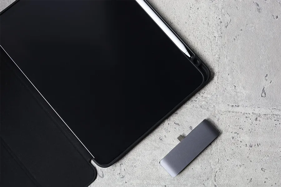 Satechi アルミニウム Type-C モバイル ProハブはESRのケースは使用できない