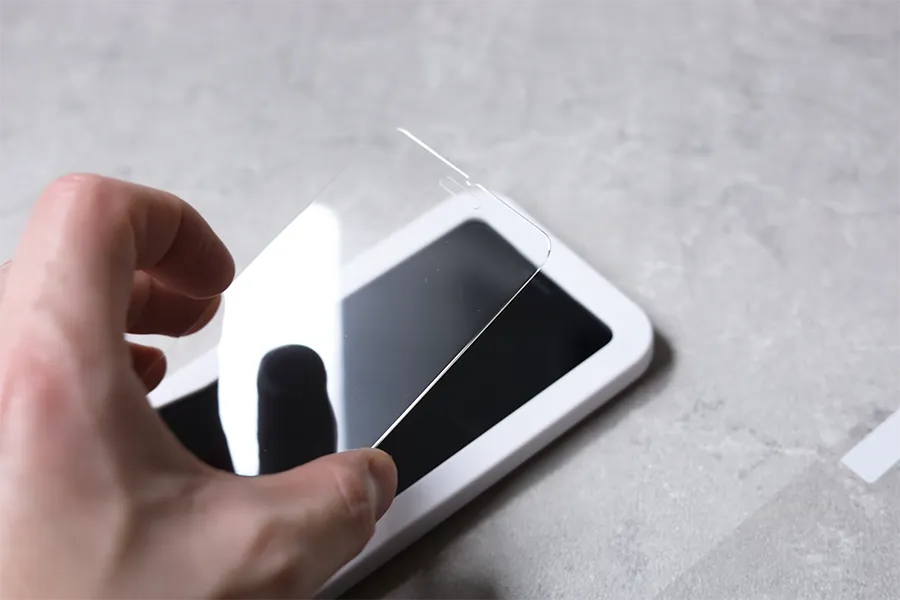 NIMASO iPhoneSE3グレアフィルムを貼り付け
