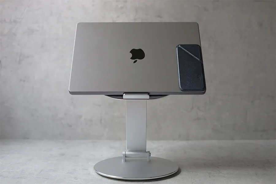 Almos 高さ調整スタンドにMacBook Pro 14インチを接地