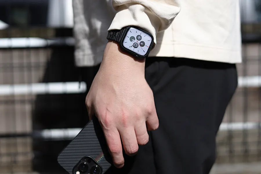 PITAKA Air Case for AppleWatchの腕