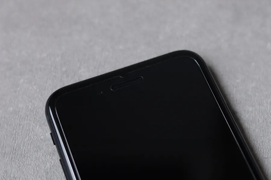 NIMASO iPhoneSE3グレアフィルムの上部