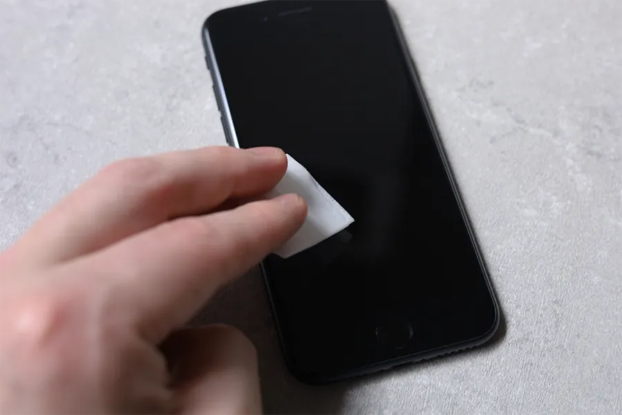 NIMASO iPhoneSE3グレアフィルムアルコールでふく