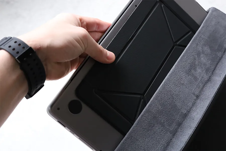 Simplism MacBook Pro 14インチケースにスタンド張り付いてても収納可
