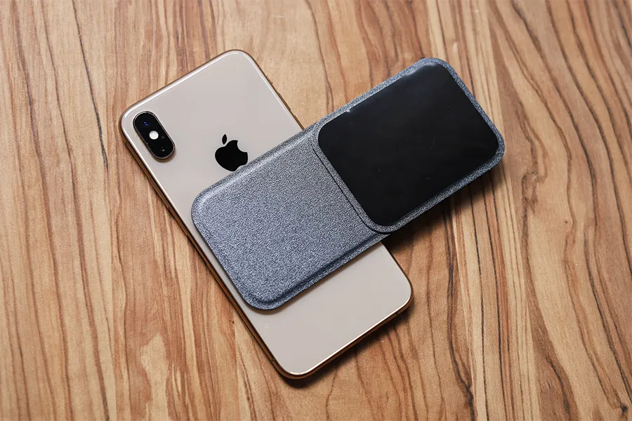 MOFT Snapノートパソコンクリップ スマホホルダーはiPhone XSにくっつく