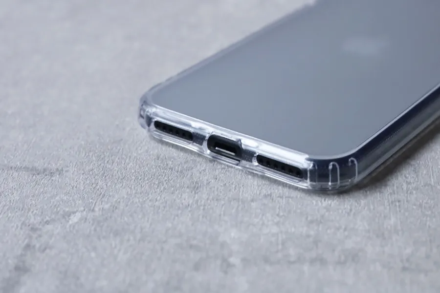 iPhone SE第3世代 NIMASOマットケース+iPhone SE3のポート部分