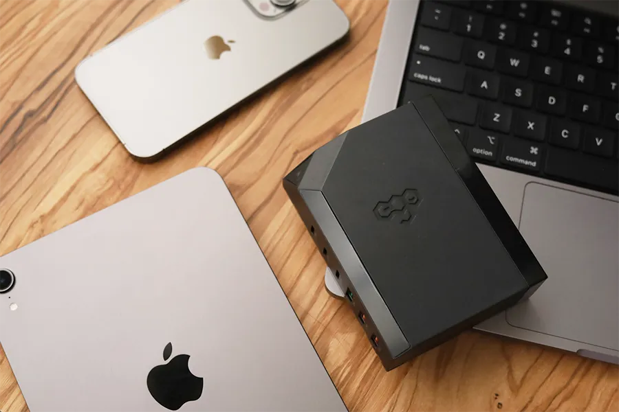 EXINNO 240WでiPhoneとiPadとMacBookを同時に充電できる