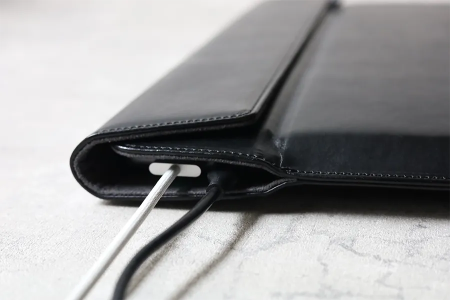 Simplism MacBook Pro 14インチケースでMagSafeとUSB-Cを挿す