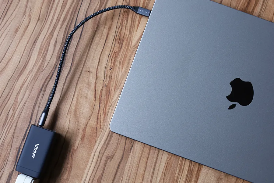 Anker PowerPort III 3-Port 65W PodでMacBook Proを充電