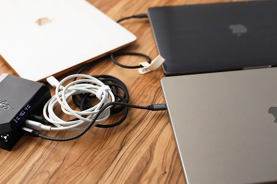 EXINNO 240WでMacBook ProとMacBook Airを3台充電