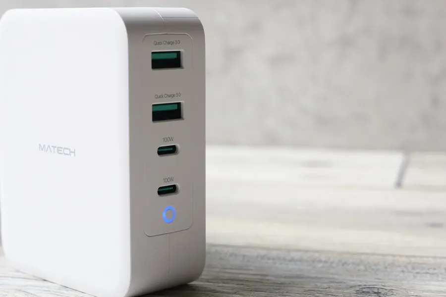 MATECH Sonicharge 130Wは充電時は青色LEDが点灯する
