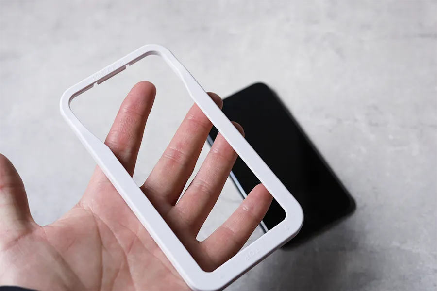 NIMASO iPhoneSE3グレアフィルムの枠