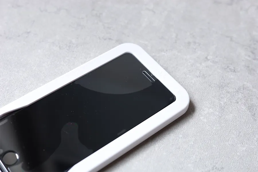 NIMASO iPhoneSE3グレアフィルムのフィルムを置くとすぐにきれいに貼れる