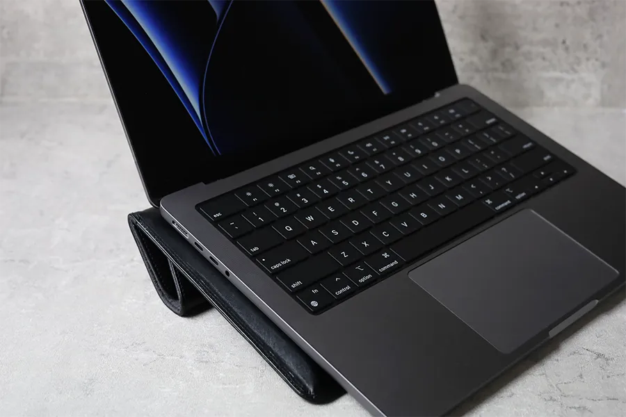 Simplism MacBook Pro 14インチケースはMacBook Proのスタンドにもなる