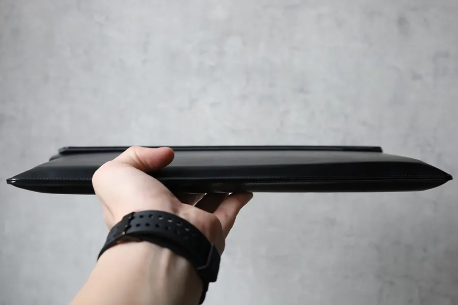 Simplism MacBook Pro 14インチケースにパソコン入れてもった状態