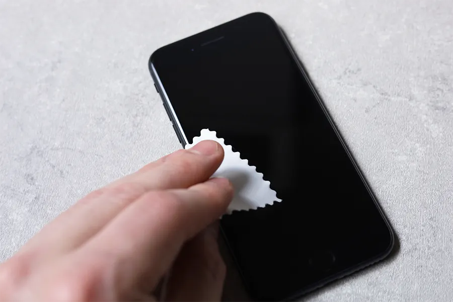 NIMASO iPhoneSE3グレアフィルムを乾拭きする
