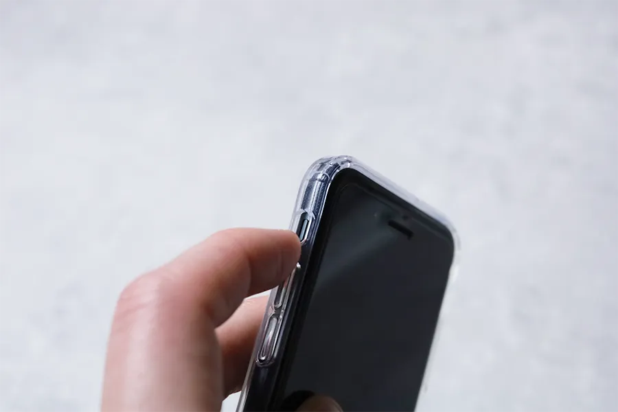 iPhone SE第3世代 NIMASOマットケースの電源ボタンも操作しやすい