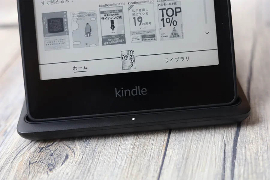 Kindle Paperwhite専用ワイヤレス充電器のKindle充電しているときの様子