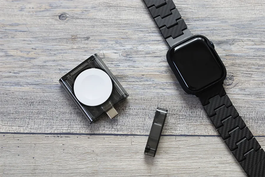 PITAKA Air Case for AppleWatchをドングルで充電