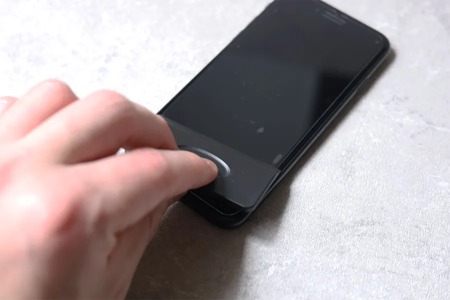 NIMASO iPhoneSE3グレアフィルムの空気抜き