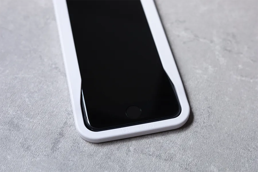 NIMASO iPhoneSE3グレアフィルムの枠をはめる