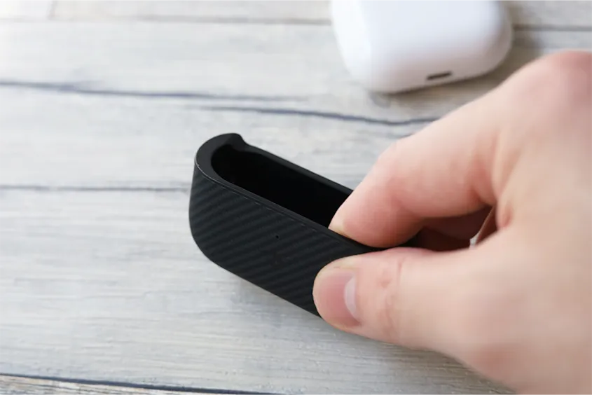 PITAKA AirPods 3ケース MagEZ Caseは手触りがツルスベなのに嫌な感じですべらない