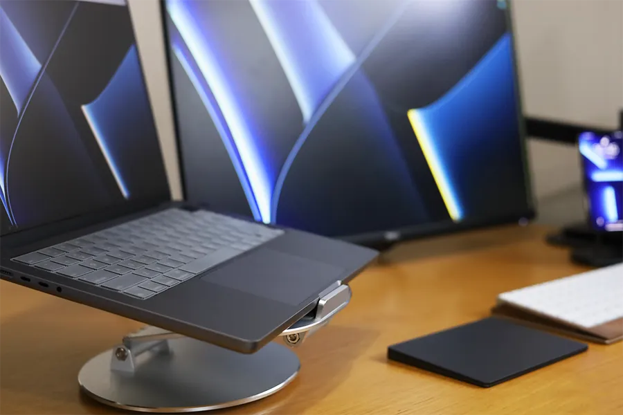 Almos 高さ調整スタンドでMacBook Pro