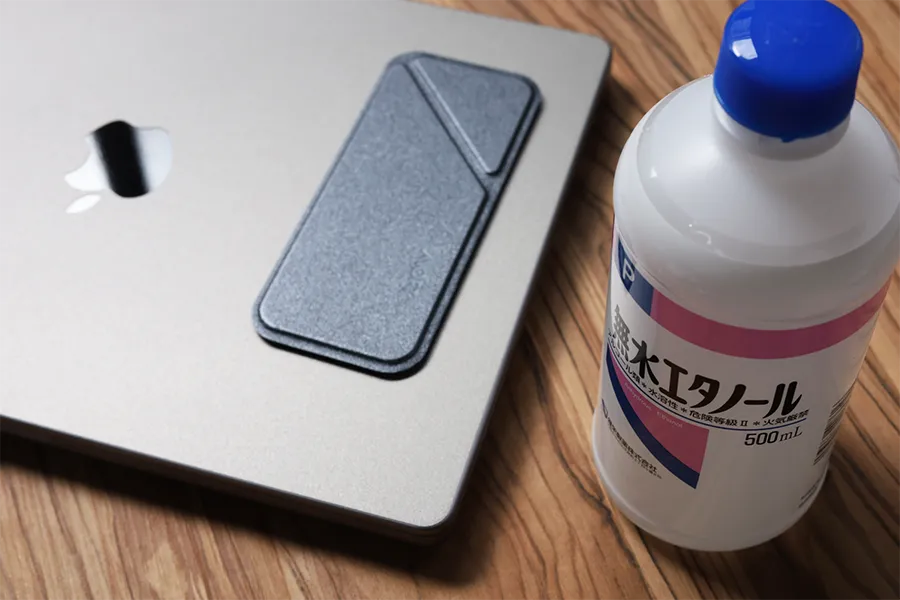 MOFT Snapノートパソコンクリップ スマホホルダーはエタノールがあればきれいに貼り付けることができる