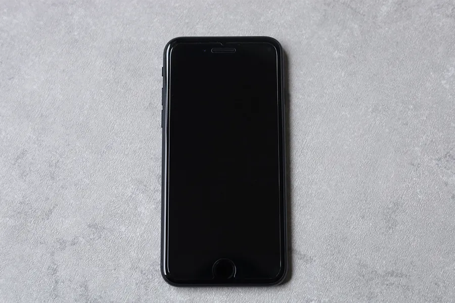 NIMASO iPhoneSE3グレアフィルムとiPhoneSE3本体