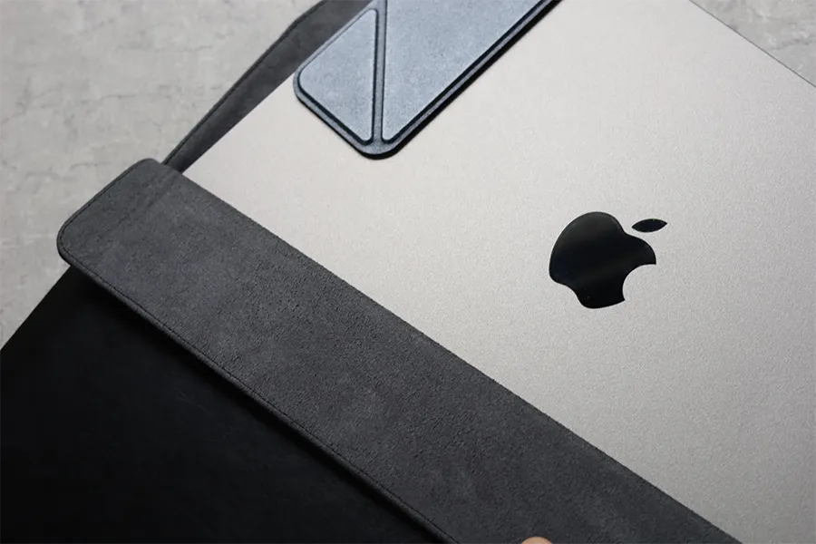 Simplism MacBook Pro 14インチケースの収納時にめくっている感じ