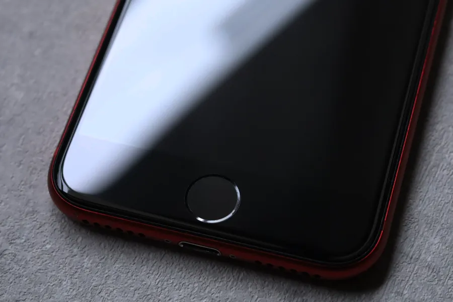 iPhone SE2フィルムなしホームボタン周り