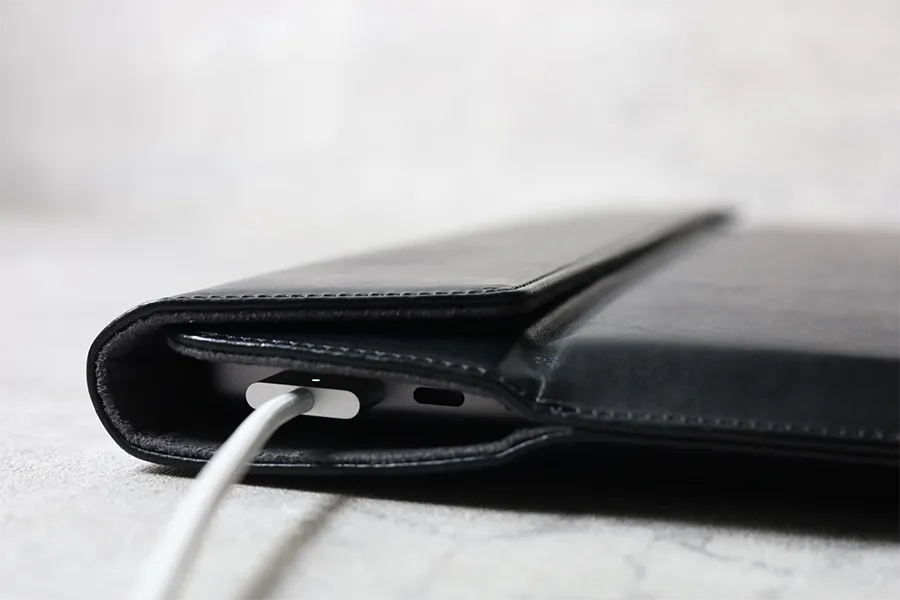 Simplism MacBook Pro 14インチケース+MacBook ProでMagSafe挿した状態