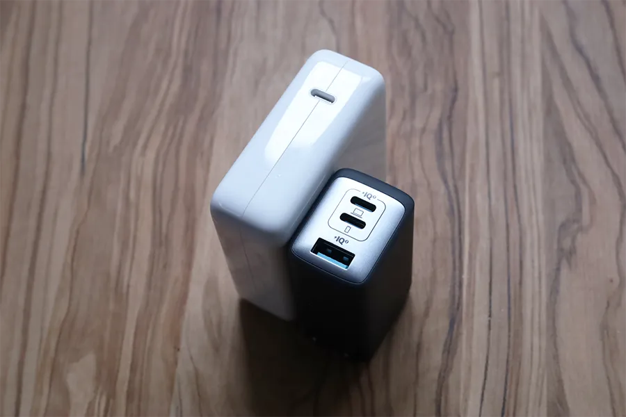 Anker PowerPort III 3-Port 65W PodとApple充電器をならべた