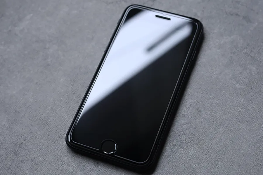 iPhone SE3グレアフィルムあり