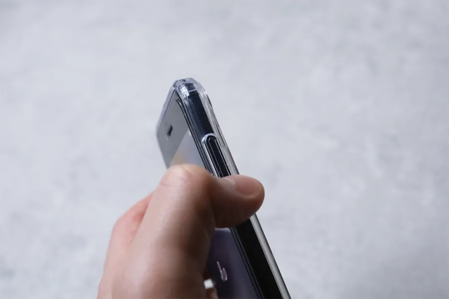 iPhone SE第3世代 NIMASOマットケースは両サイドボタンが押しやすい