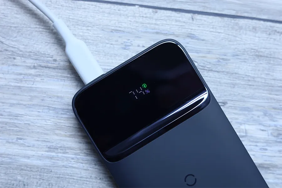 Baseus モバイルバッテリー ワイヤレス マグネット式充電は%表示
