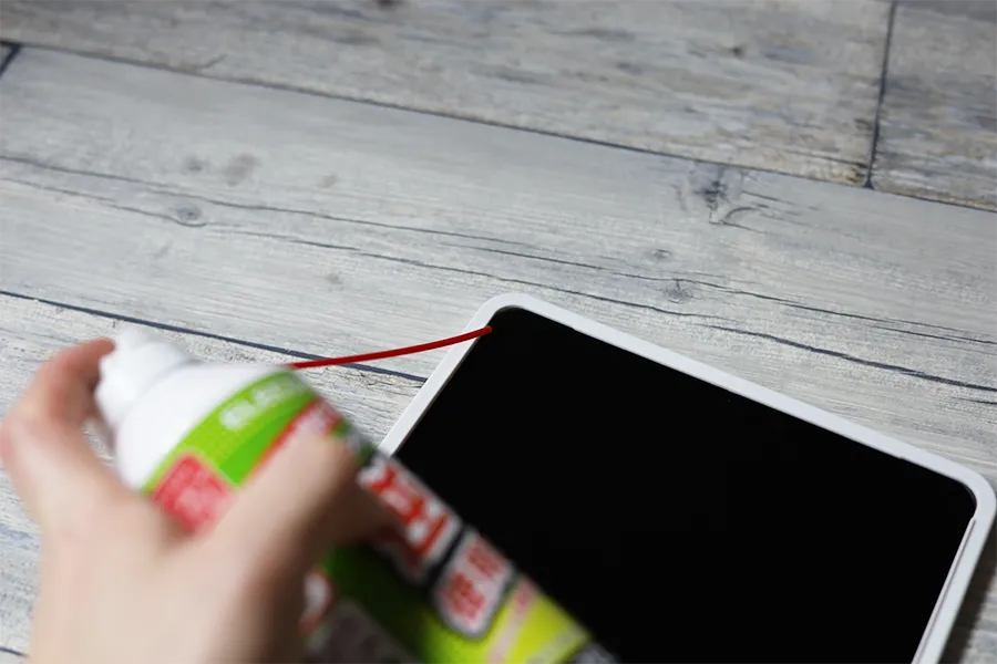 iPad Air用NIMASOグレアフィルムを貼る時にスプレーで吹きかける