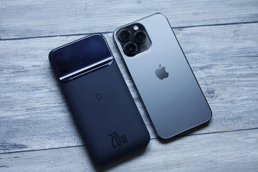 Baseus モバイルバッテリー ワイヤレス マグネット式とiPhone13 Proを並べた状態