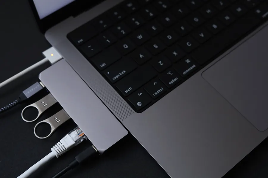 Satechi USB-C PRO ハブ ミニと黒背景